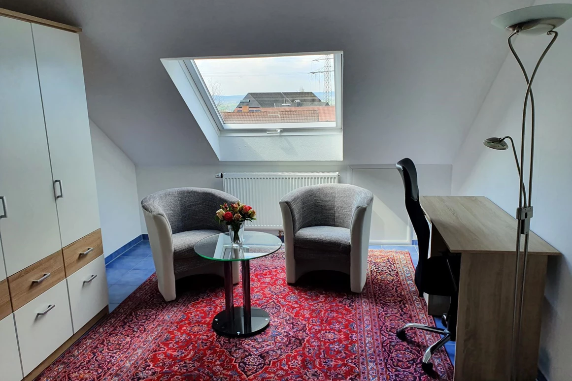 Monteurzimmer: Arbeitsplatz blaues Zimmer Wohnung DG - Ferienwohnung Hahn in Fulda