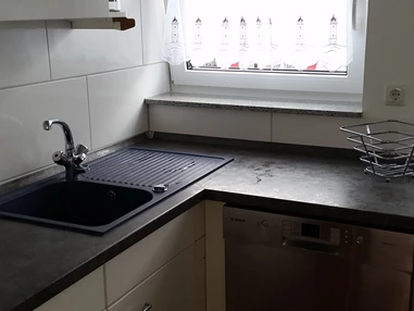 Monteurzimmer: Spüle und Spülmaschine Wohnung DG - Ferienwohnung Hahn in Fulda