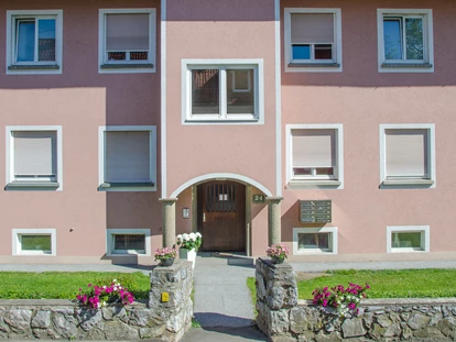 Monteurwohnung - Art der Unterkunft: Apartment - Österreich - Monteurzimmer Graz Hauseingang vorne - Monteurzimmer-Monteurwohnung-Arbeiterwohnung in Graz