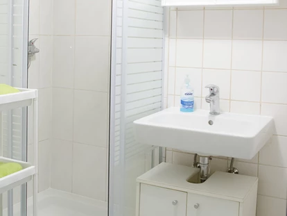 Monteurwohnung - Art der Unterkunft: Apartment - Österreich - Badezimmer mit Waschbecken und Dusche in der Monteurunterkunft in Graz. - Monteurzimmer-Monteurwohnung-Arbeiterwohnung in Graz