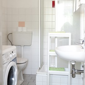 Monteurzimmer: Badezimmer mit Waschmaschine in der Monteurwohnung in Graz. - Monteurzimmer-Monteurwohnung-Arbeiterwohnung in Graz 