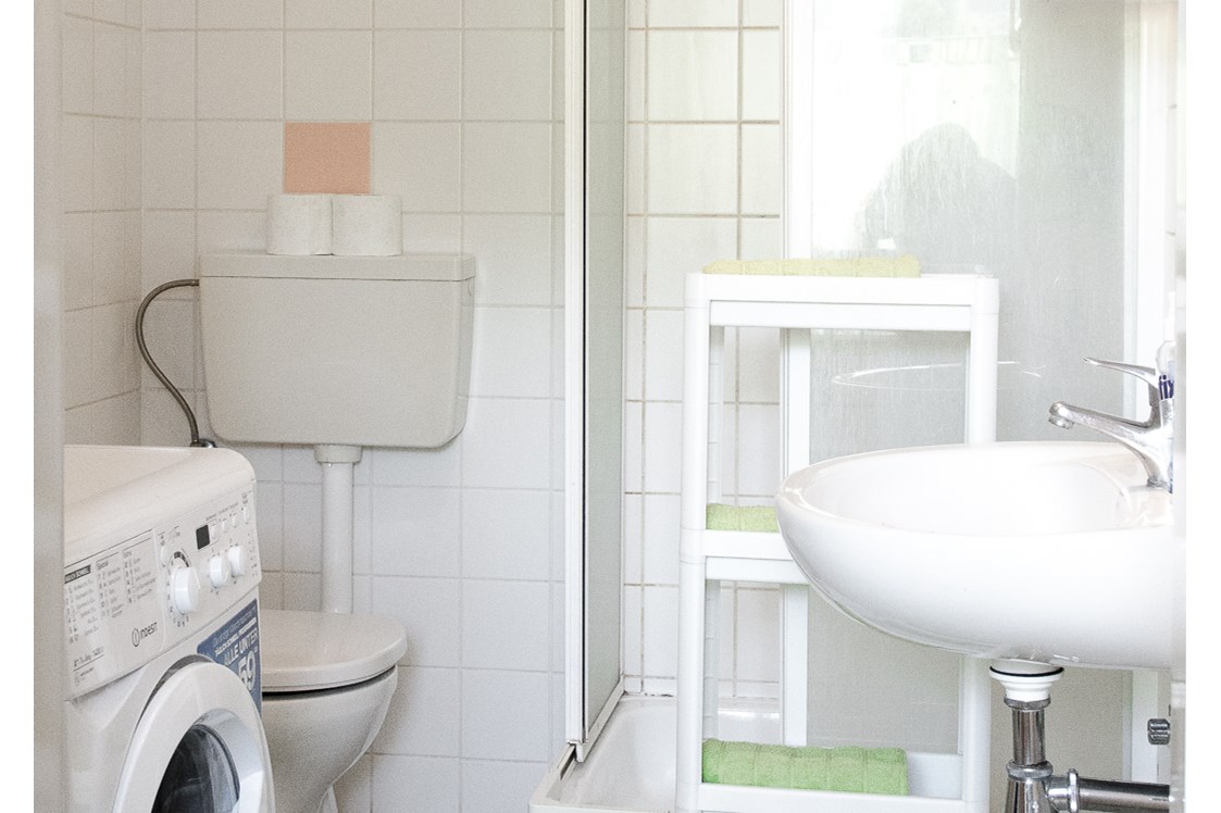 Monteurzimmer: Badezimmer mit Waschmaschine in der Monteurwohnung in Graz. - Monteurzimmer-Monteurwohnung-Arbeiterwohnung in Graz 