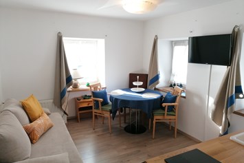Monteurzimmer: Ess- und Wohnbereich Fewo - Ferienwohnung Saunahaus