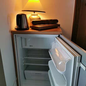 Monteurzimmer: Kühlschrank für Doppel und Einzelzimmer - Ferienwohnung Saunahaus