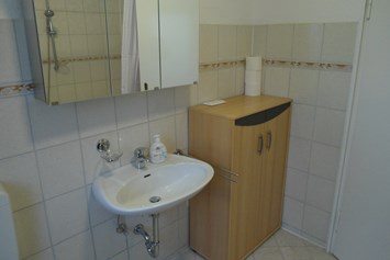 Monteurzimmer: Waschbecken im Badezimmer der Monteurwohnung in Wolfsburg. - BSK-Monteurunterkünfte
