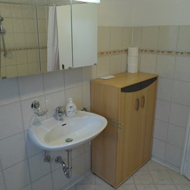 Monteurzimmer: Waschbecken im Badezimmer der Monteurwohnung in Wolfsburg. - BSK-Monteurunterkünfte