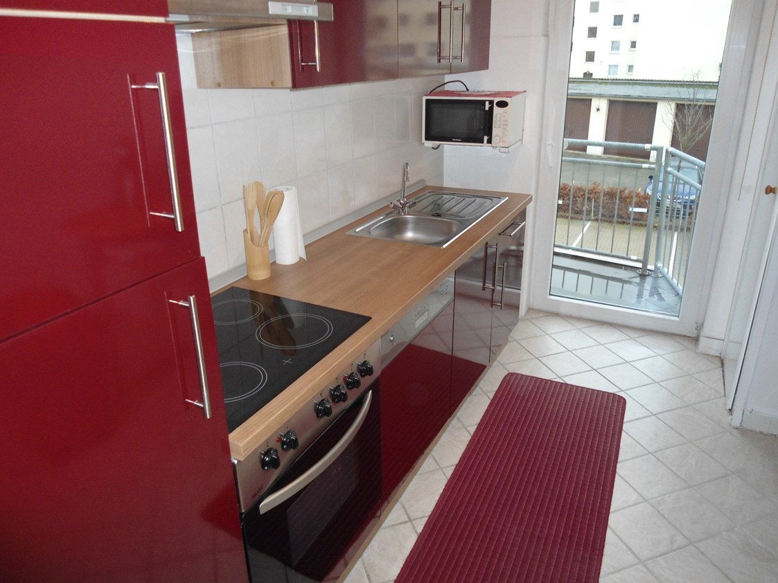 Monteurzimmer: Küche mit Zugang zum Balkon in der Monteurunterkunft in Wolfsburg. - BSK-Monteurunterkünfte