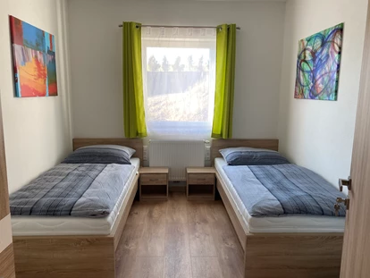 Monteurwohnung - Balkon - Österreich - Doppelzimmer mit Einzelbetten im Monteurzimmer in Neulengbach - Monteurzimmer-Buchen.at  in Neulengbach