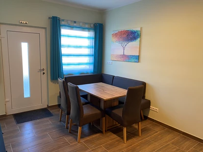 Monteurwohnung - Balkon - Österreich - Esstisch - Monteurzimmer-Buchen.at  in Neulengbach