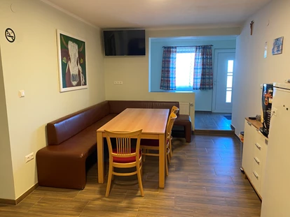 Monteurwohnung - Balkon - Österreich - Eckbank mit Tisch - Monteurzimmer-Buchen.at  in Neulengbach