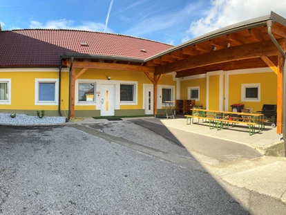Monteurwohnung - Balkon - Österreich - überdachte Aussenterasse mit Grill-, Chill- und Rauchmöglichkeit - Monteurzimmer-Buchen.at  in Neulengbach