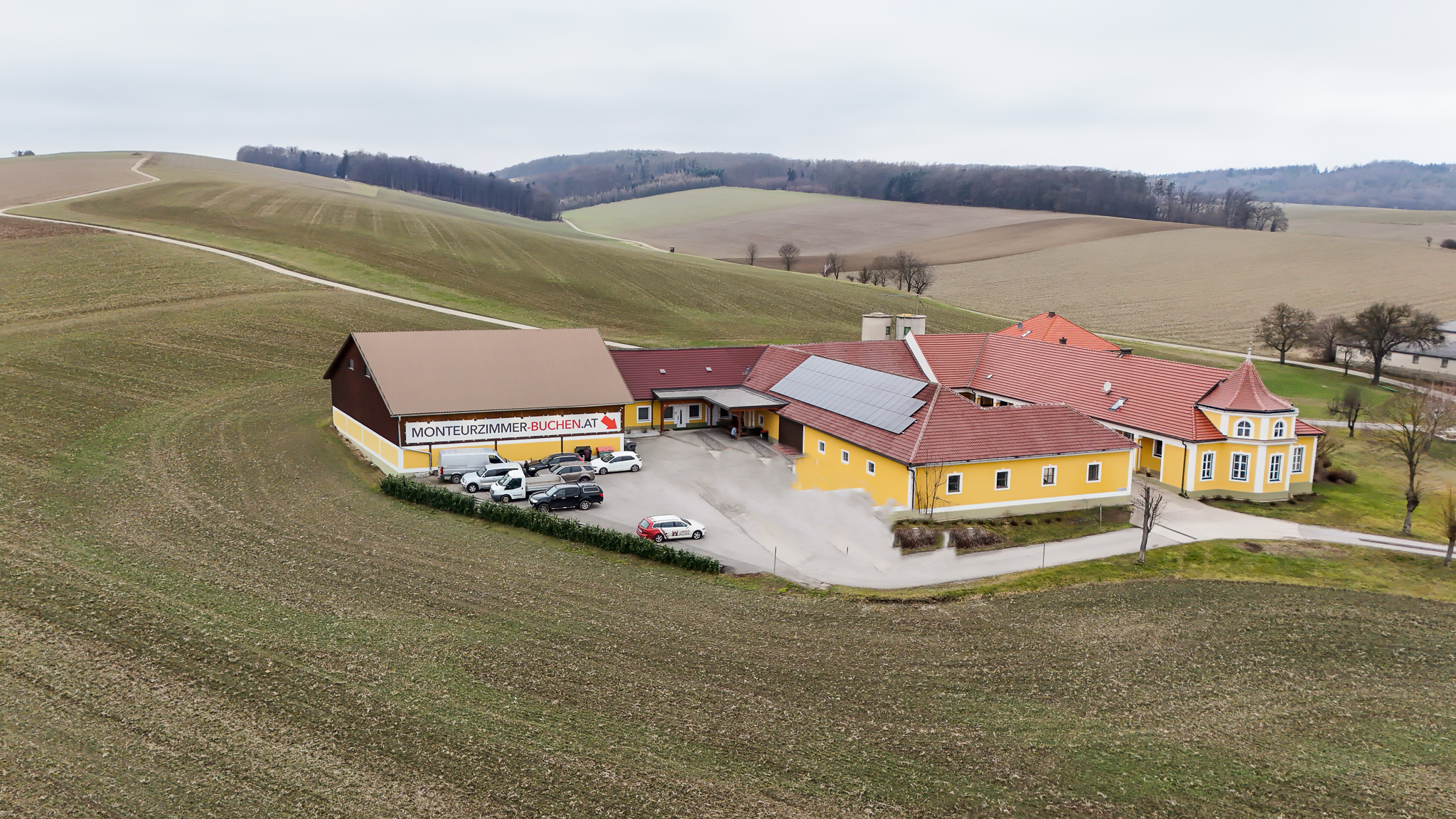 Monteurzimmer: großer Parkplatz für Pkw und Transporter - Monteurzimmer-Buchen.at  in Neulengbach