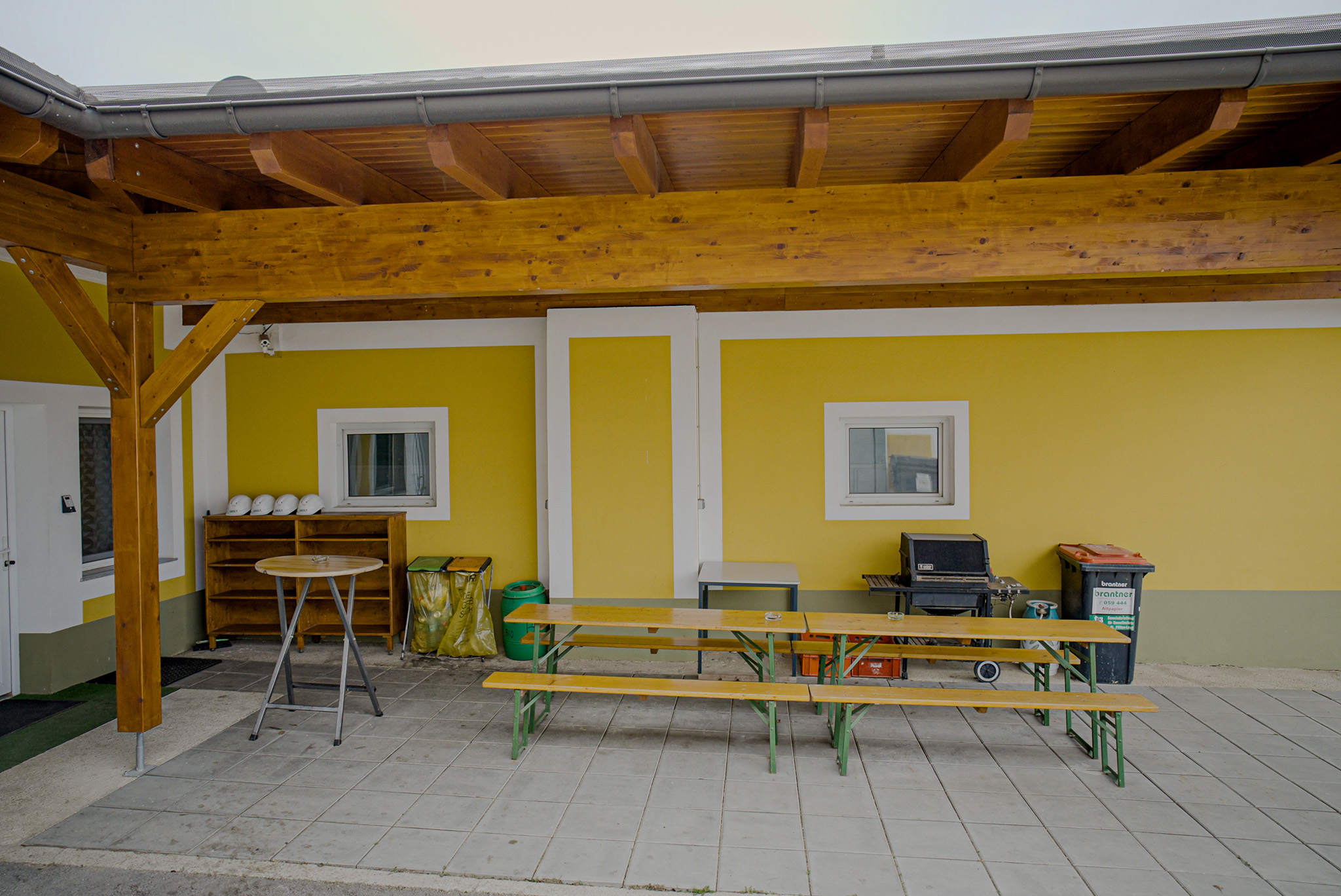 Monteurzimmer: überdachte Aussenterasse mit Grill, Chill- und Raucherbereich - Monteurzimmer-Buchen.at  in Neulengbach