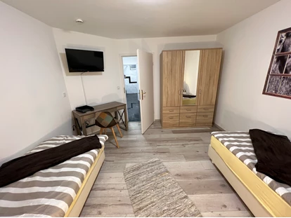 Monteurwohnung - TV - Falkensee - Schlafraum mit zwei Einzelbetten im Monteurzimmer Falkensee direkt an der Grenze zu Berlin - Moderne Wohnungen kompl. ausgestattet mit schnellem Internet & Smart TV