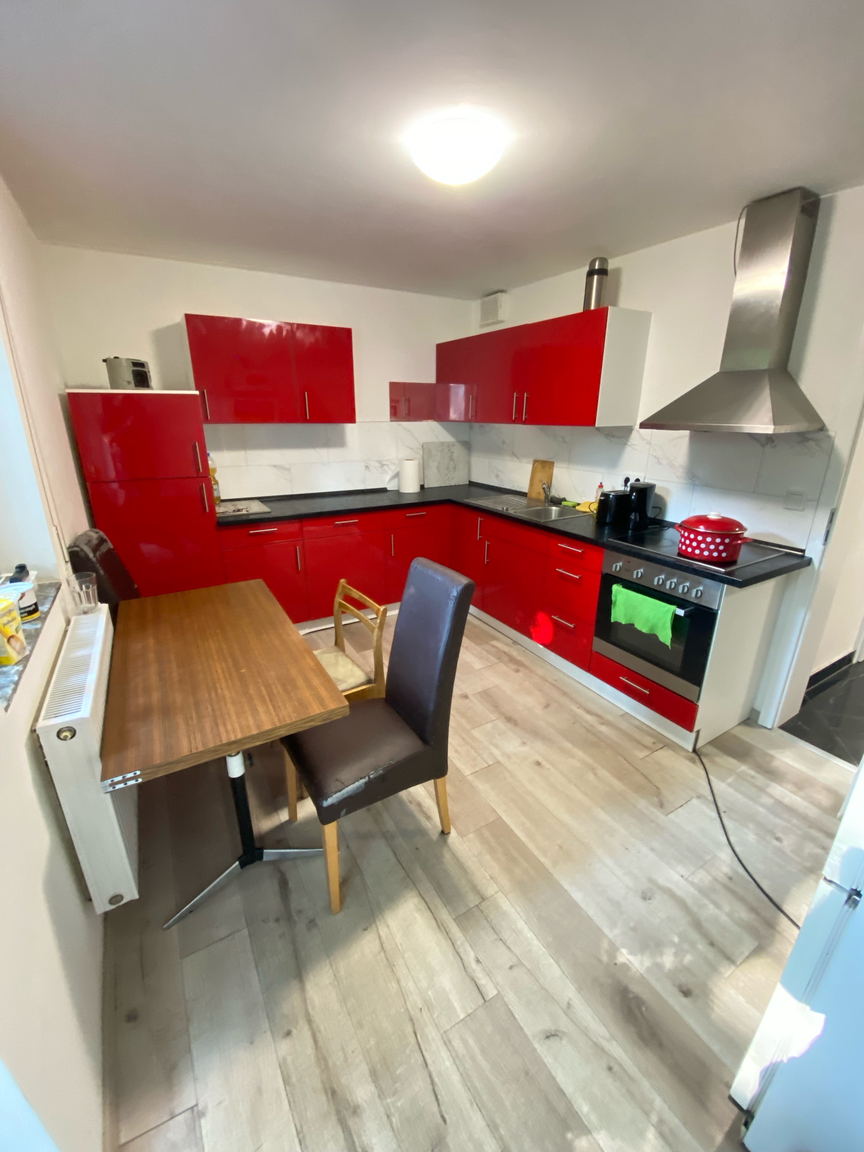 Monteurzimmer: Wohnküche in der Monteurwohnung Falkensee direkt an der Grenze zu Berlin - Moderne Wohnungen kompl. ausgestattet mit schnellem Internet & Smart TV