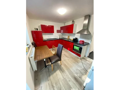 Monteurwohnung - TV - Falkensee - Wohnküche in der Monteurwohnung Falkensee direkt an der Grenze zu Berlin - Moderne Wohnungen kompl. ausgestattet mit schnellem Internet & Smart TV