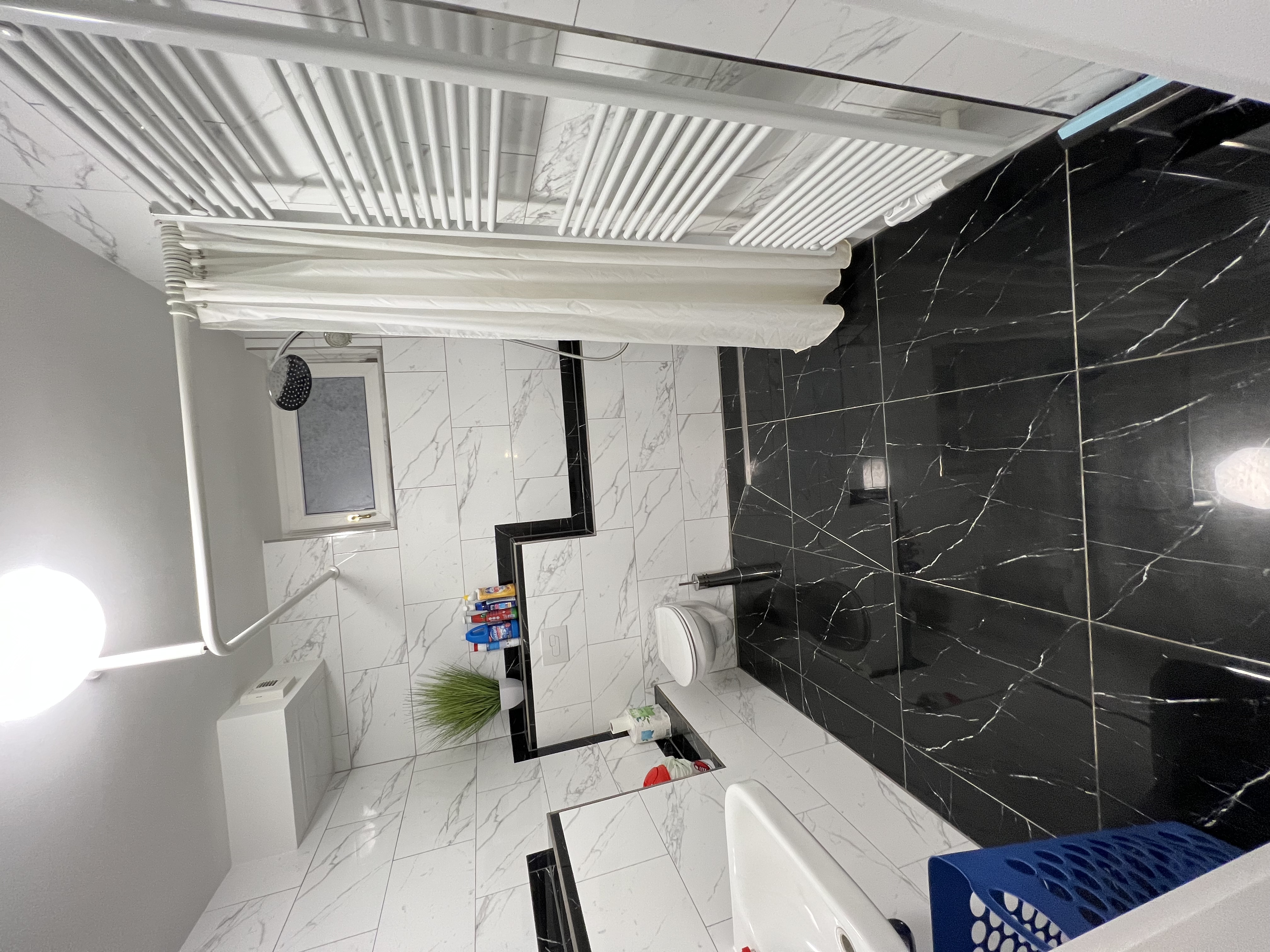 Monteurzimmer: Modernes Badezimmer - Moderne Wohnungen kompl. ausgestattet mit schnellem Internet & Smart TV