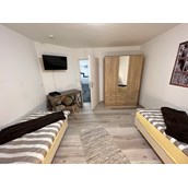 Monteurzimmer: Schlafraum mit zwei Einzelbetten im Monteurzimmer Falkensee direkt an der Grenze zu Berlin - Monteurwohnung für 2-10 Personen