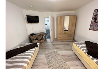 Monteurwohnung: Schlafraum mit zwei Einzelbetten im Monteurzimmer Falkensee direkt an der Grenze zu Berlin - Monteurwohnung für 2-10 Personen