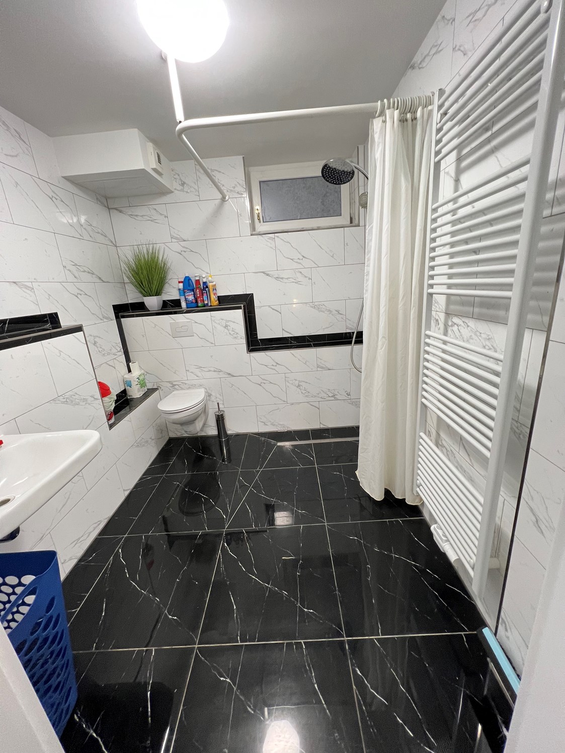 Monteurzimmer: Modernes Badezimmer - Top-Monteurwohnung UG für 2-8 Personen, schnelles Internet
