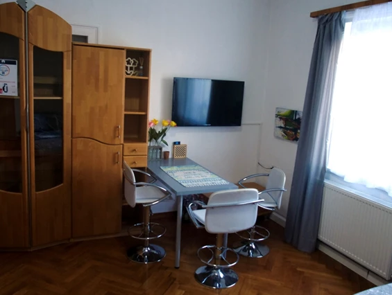 Monteurzimmer: Dreibettzimmer Sitzecke - Monteurzimmer Ostalb
