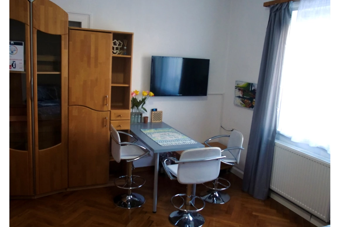 Monteurzimmer: Dreibettzimmer Sitzecke - Monteurzimmer Ostalb