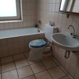 Monteurzimmer: Badezimmer mit Badewanne - Apartment Monteurzimmer Duisburg