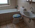 Monteurzimmer: Badezimmer mit Badewanne - Apartment Monteurzimmer Duisburg