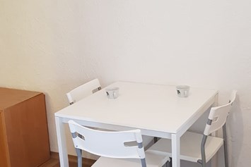 Monteurzimmer: Sitzmöglichkeiten  zum Essen im Apartment - Apartment Monteurzimmer Duisburg
