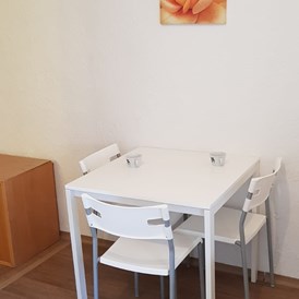 Monteurzimmer: Sitzmöglichkeiten  zum Essen im Apartment - Apartment Monteurzimmer Duisburg