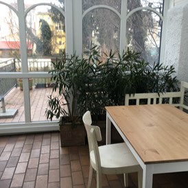 Monteurwohnung: Sitzgelegenheit, Tisch und Terrasse - Monteurwohnung Linz Zentrum