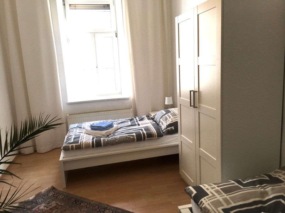 Monteurwohnung: Zimmer mit Einzelbetten und Kleiderschrank - Monteurwohnung Linz Zentrum