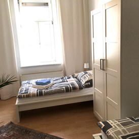 Monteurwohnung: Zimmer mit Einzelbetten und Kleiderschrank - Monteurwohnung Linz Zentrum
