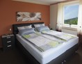 Monteurzimmer: Schlafzimmer für 2 Personen (Boxspringbett) - Ferienwohnung "Am Mönkeberg" in Emmerthal