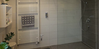 Monteurwohnung - PLZ 31860 (Deutschland) - Tageslichtbad mit ebenerdiger Dusche - Ferienwohnung "Am Mönkeberg" in Emmerthal