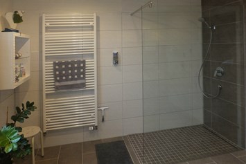 Monteurzimmer: Tageslichtbad mit ebenerdiger Dusche - Ferienwohnung "Am Mönkeberg" in Emmerthal