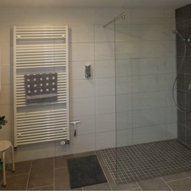 Monteurzimmer: Tageslichtbad mit ebenerdiger Dusche - Ferienwohnung "Am Mönkeberg" in Emmerthal