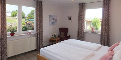 Monteurwohnung - PLZ 31860 (Deutschland) - Schlafzimmer mit Doppel- und Einzelbett (verstellbare Lattenrosten) - Ferienwohnung "Am Mönkeberg" in Emmerthal