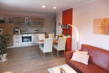 Monteurzimmer: Wohnbereich mit moderner Küchenzeile - Ferienwohnung "Am Mönkeberg" in Emmerthal