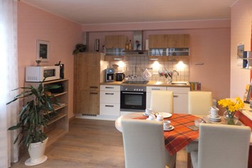 Monteurzimmer: Küchenzeile mit Essplatz - Ferienwohnung "Am Mönkeberg" in Emmerthal