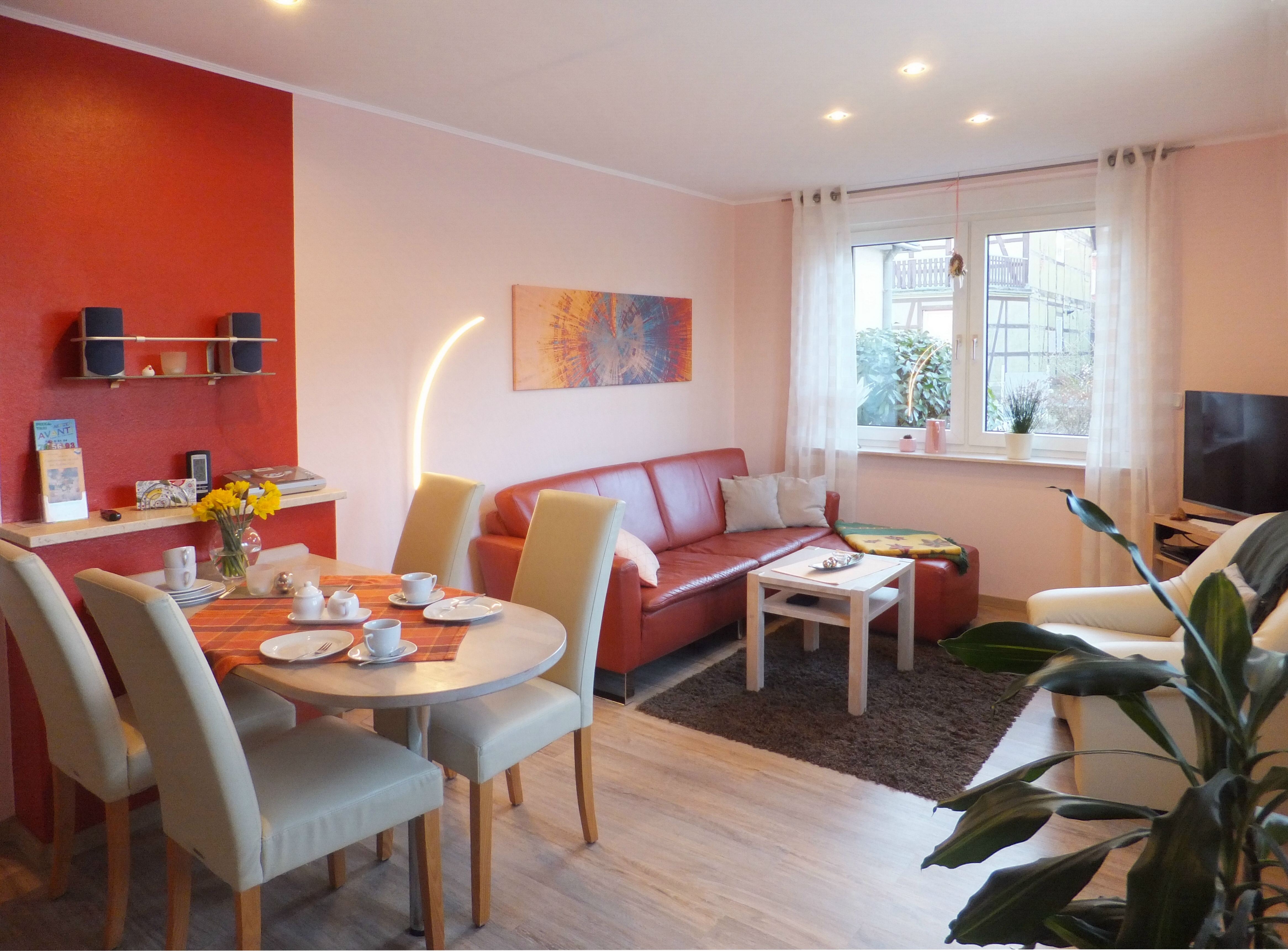 Monteurzimmer: Wohnzimmer mit Ledergarnitur - Ferienwohnung "Am Mönkeberg" in Emmerthal