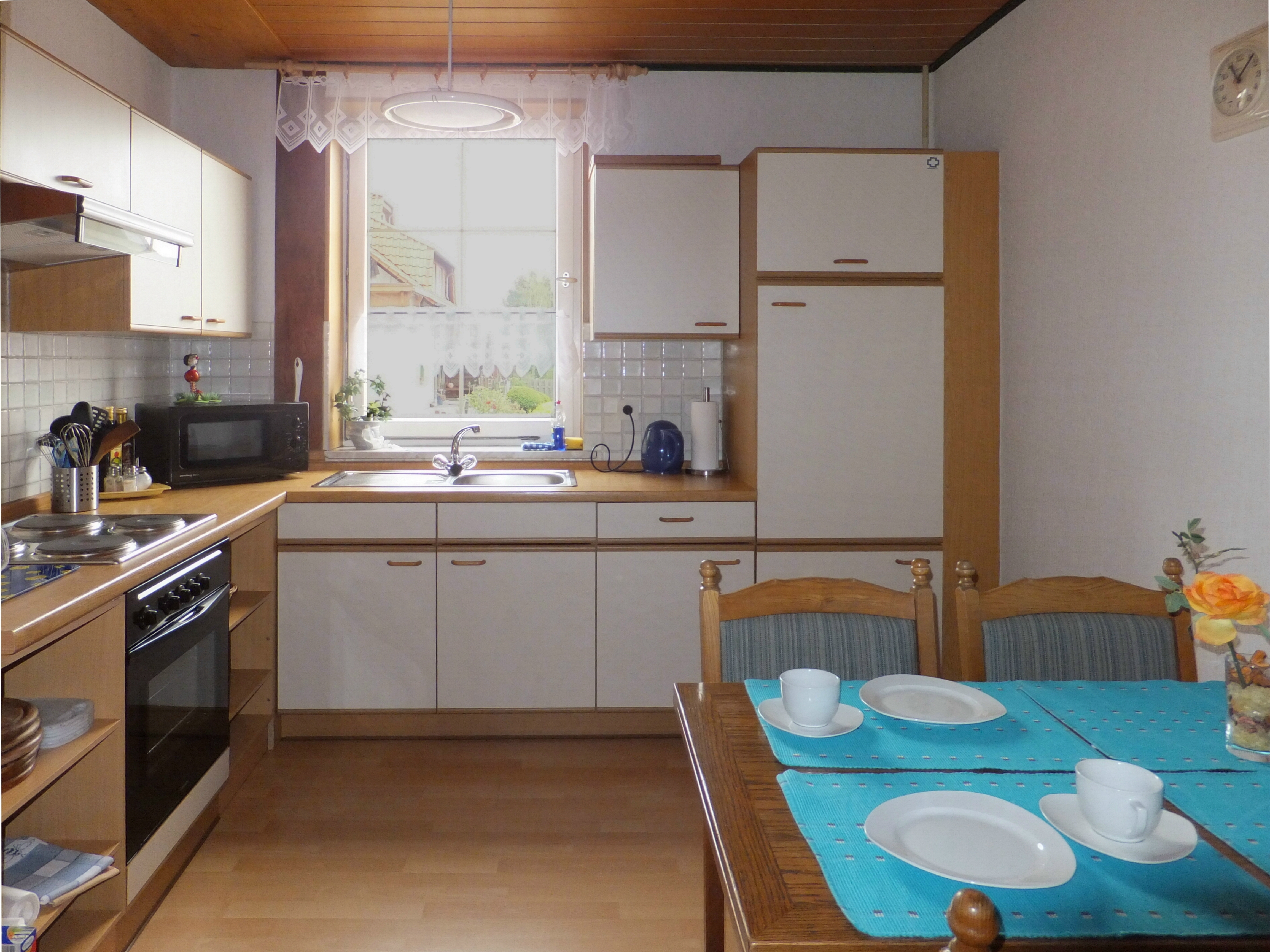 Monteurzimmer: Küche mit Essplatz - Ferienwohnung "Alte Leibzucht" in Emmerthal