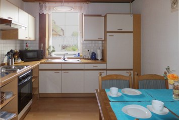 Monteurzimmer: Küche mit Essplatz - Ferienwohnung "Alte Leibzucht" in Emmerthal