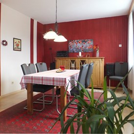 Monteurzimmer: Esszimmer mit Tisch - Ferienwohnung "Alte Leibzucht" in Emmerthal