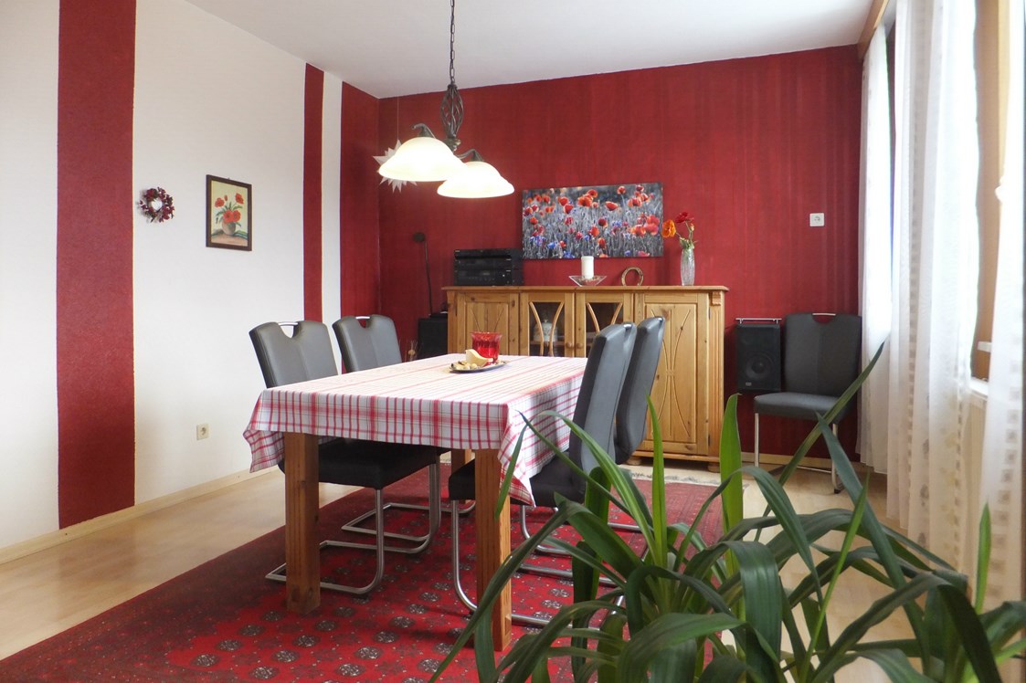Monteurzimmer: Esszimmer mit Tisch - Ferienwohnung "Alte Leibzucht" in Emmerthal