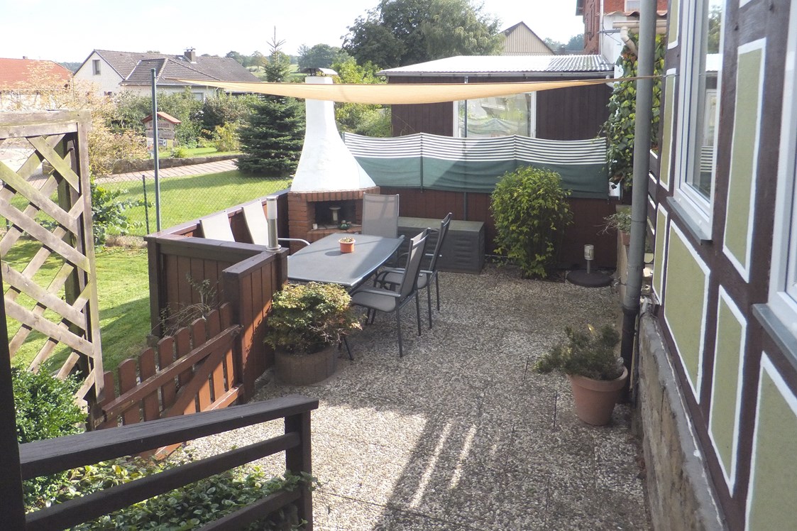 Monteurzimmer: Terrasse mit Sitzplatz und Grill - Ferienwohnung "Alte Leibzucht" in Emmerthal