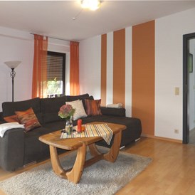 Monteurzimmer: Wohnzimmer mit Couch - Ferienwohnung "Am Bückeberg" direkt in Emmerthal