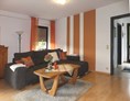 Monteurzimmer: Wohnzimmer mit Couch - Ferienwohnung "Am Bückeberg" direkt in Emmerthal