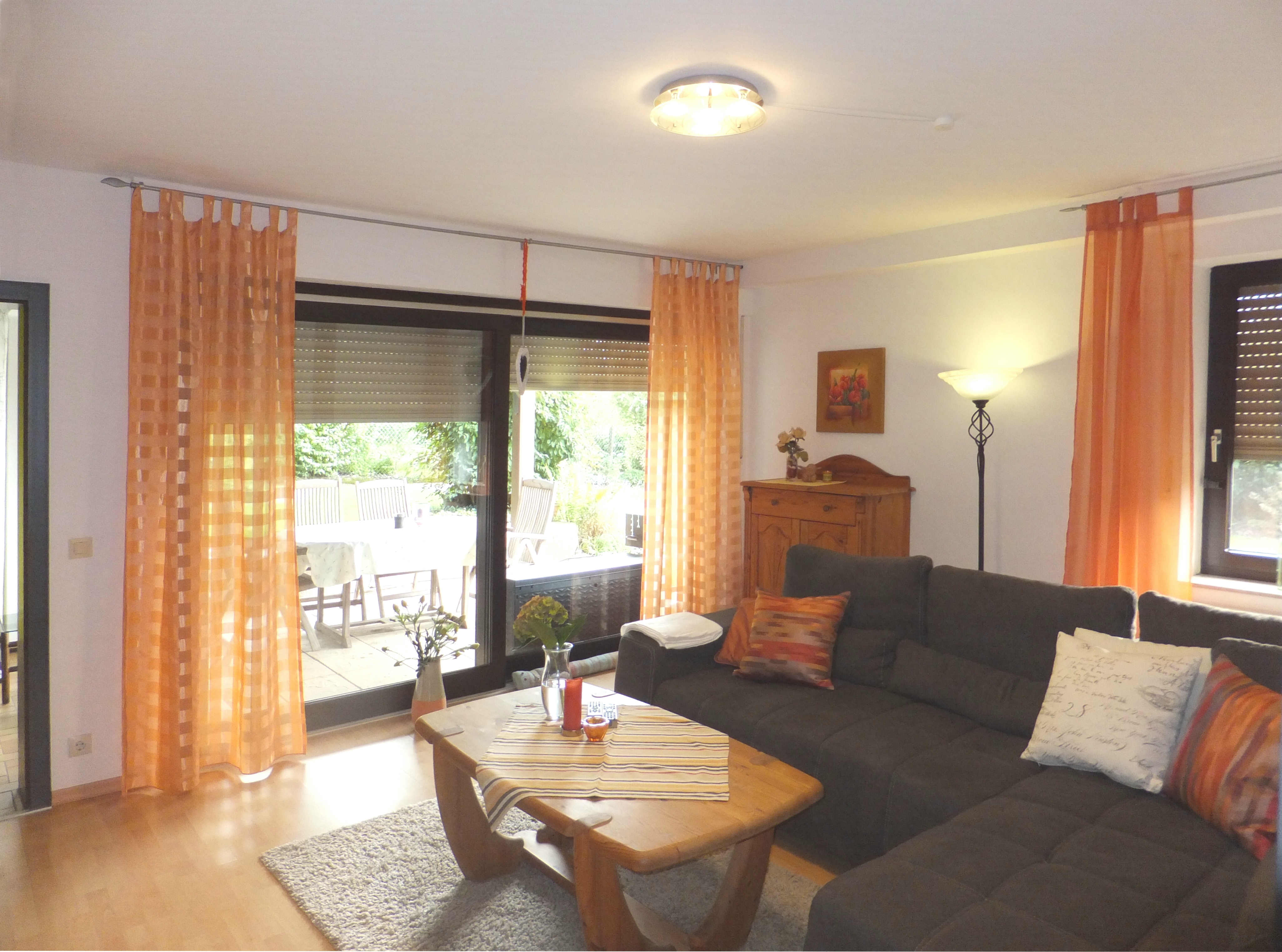 Monteurwohnung - Küche: eigene Küche - Bad Pyrmont - Wohnzimmer zur Terrasse - Ferienwohnung "Am Bückeberg" direkt in Emmerthal