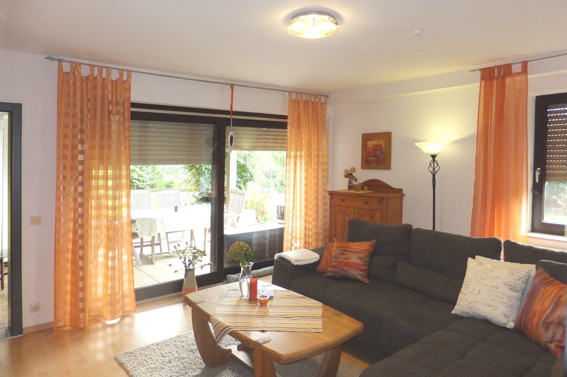 Monteurzimmer: Wohnzimmer zur Terrasse - Ferienwohnung "Am Bückeberg" direkt in Emmerthal